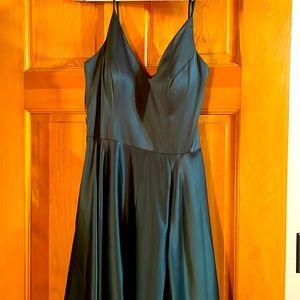 Long Flowey with pockets green dress worn one time Windsor